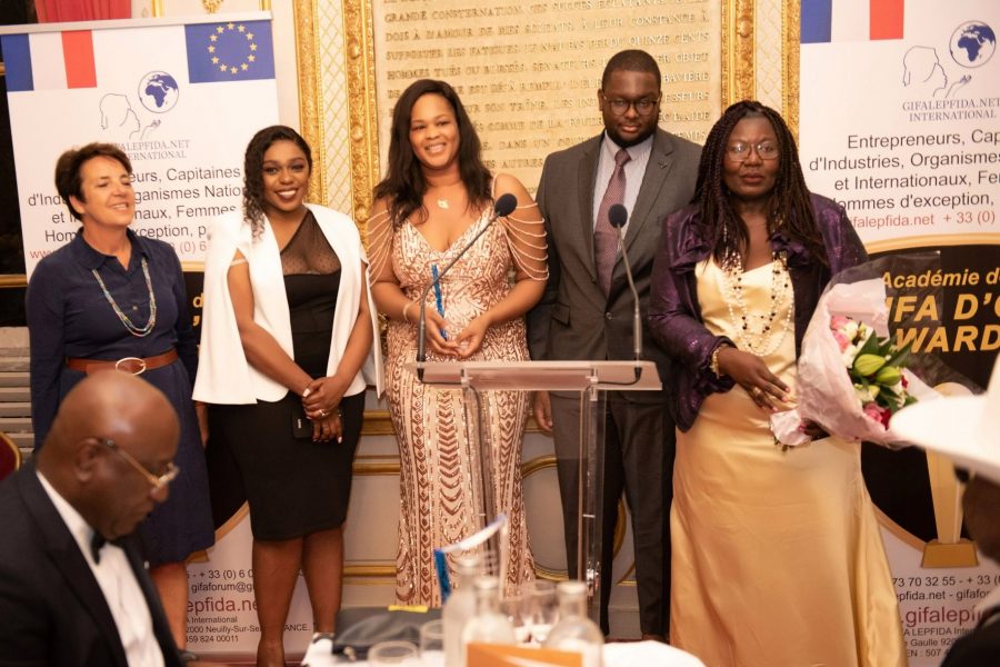 Khadidiatou CAMARA, CEO de SICCOGEN reçoit le prix « Femme Entrepreneur de l&rsquo;année » 